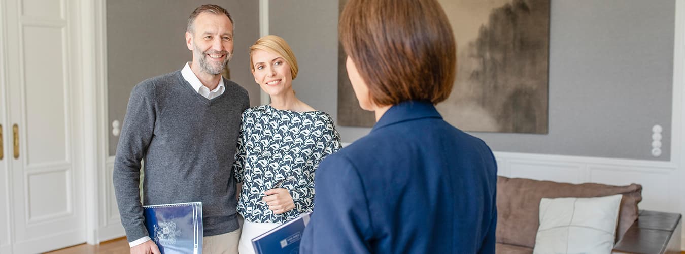 Immobilienbegutachtung eines Ehepaars vor Ort mit VON-POLL-IMMOBILIEN-Experten